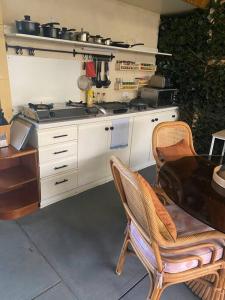 Cosy, private guest house with pool and private parking