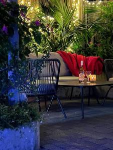 Cosy, private guest house with pool and private parking