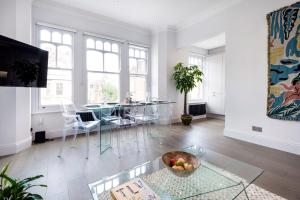 Modern and Bright Highgate Gem