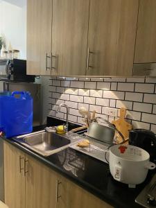 Aesthetic walking distance to MOA,near NAIA AIRPORT with NETFLIX,MINIVIDEOKE,BOARDGAMES-DUXE2