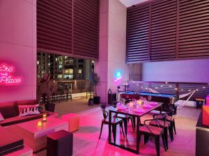 Arcoris SoHo by WeStay Hosting, Exclusive Private Balcony