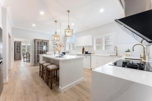 Harbourfront Haven 4BR Retreat with Stunning Views of Sydney Iconic Landmarks