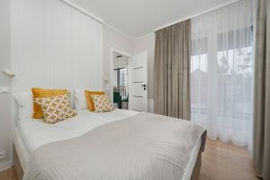 Przytulny Apartament z Tarasem & Balkonem by Noclegi Renters