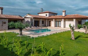 Beautiful Villa Lere with pool in Liznjan