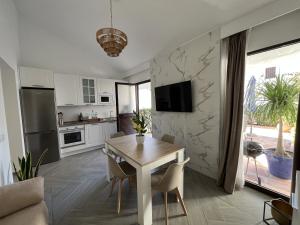 Estepona - Playa - Villa de 2 dormitorios con terrazas al lado del mar AL7