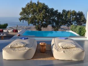 Vine Superior Suite with Private Pool room in Santorini Heights