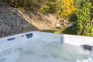 Private Jacuzzi - Villa Bellosguardo in Florence Historic Center