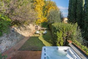 Private Jacuzzi - Villa Bellosguardo in Florence Historic Center