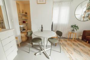 Modern Studio by Hosty