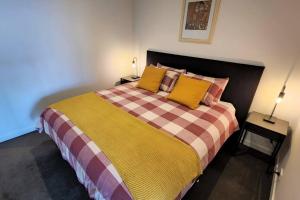St Kilda vibes - City views, airy 1 bed sleeps 2-4