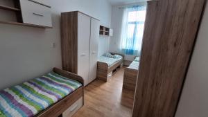 Hostinské pokoje nad restaurací Košetice se společnou koupelnou, WC a kuchyňkou