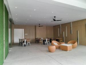 Cozy Idaman Robertson Suite Balcony