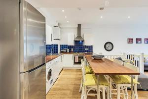 Modern Comfort Two Bedroom Gem on the Rye