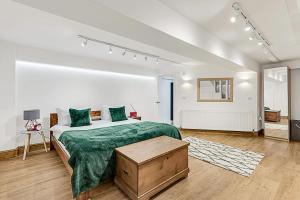 Modern Comfort Two Bedroom Gem on the Rye