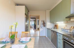 Good 3 rooms apartment with free parking & beds for 6!