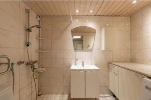 Good 3 rooms apartment with free parking & beds for 6!