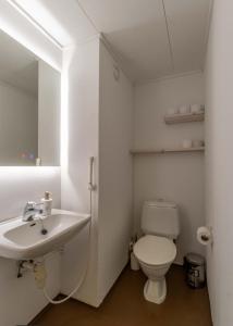 Good 3 rooms apartment with free parking & beds for 6!