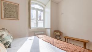 Downtown Sleek Apartment by LovelyStay