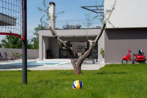 Villa Median for 10 people with sea view, kids playground & pet friendly - only 3 km from beach