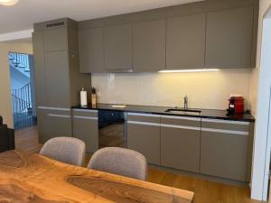 Modern 1BR with in trendy area - West 10