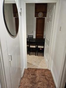 Mitcham Junction - 2 Bed Apartment - Sleeps 6