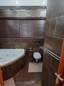 Indulgent Escape, Jet Bath, Stunning Views Boma Firepit -Retreat from the City