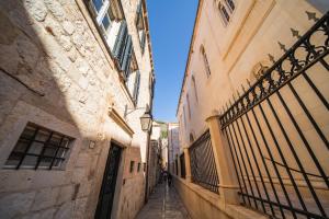 SUNce Palace Apartments with free offsite parking 