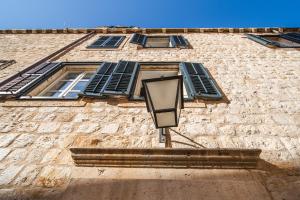 SUNce Palace Apartments with free offsite parking 