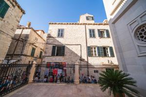 SUNce Palace Apartments with free offsite parking 