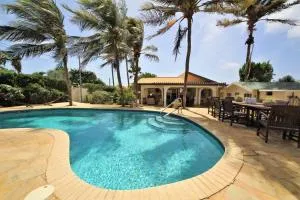 Paradera Paradise - your ultimate 4-bedroom getaway - Moco