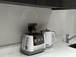 Spacious 2BR Apartment with Balcony - Netflix, YouTube, Amazon TV, Superfast WiFi - Just 10 Mins to Birmingham Centre, Bullring, Train, Coach Station and Birmingham FC