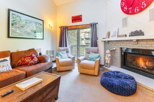 Walk to Mt Snow Cozy West Dover Condo