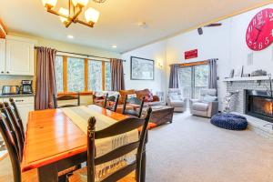 Walk to Mt Snow Cozy West Dover Condo