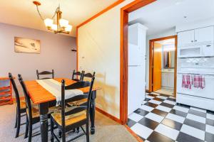 Walk to Mt Snow Cozy West Dover Condo