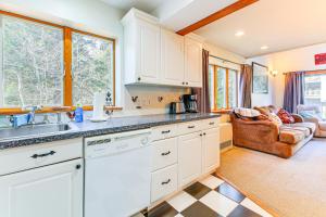 Walk to Mt Snow Cozy West Dover Condo