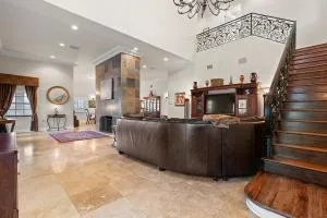 Luxury Mason Villa - Riverview