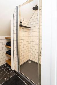 3 bed penthouse above quaint pub