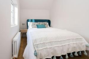 3 bed penthouse above quaint pub