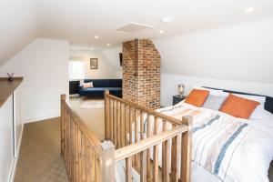 3 bed penthouse above quaint pub