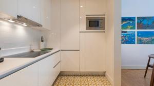 Downtown by the River Apartment by LovelyStay