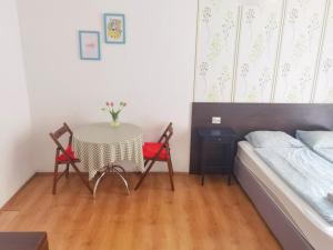 1#Parliament Sunflower Apartments Room