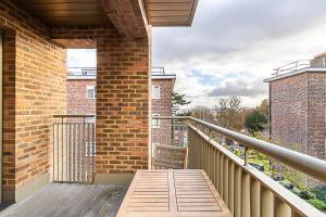 Chic Crystal Palace Flat with Balcony & Workspace