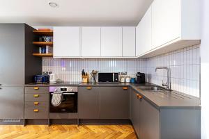 Chic Crystal Palace Flat with Balcony & Workspace