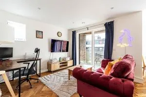 Chic Crystal Palace Flat with Balcony & Workspace - West Norwood