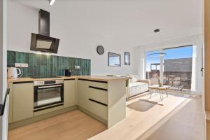 Modern Apt with AC and Balcony