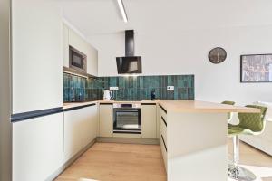 Modern Apt with AC and Balcony