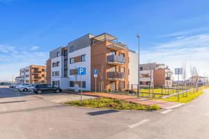 Modern Apt with AC and Balcony