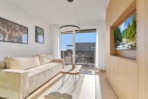 Modern Apt with AC and Balcony