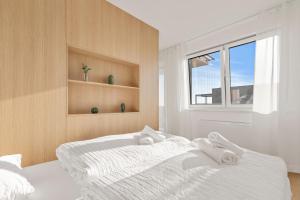 Modern Apt with AC and Balcony