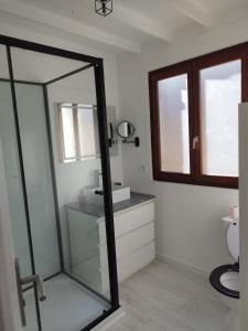 Maisons de vacances Jolie petite Maison, Clim, residence avec piscine a 5mn circuit Paul Ricard : photos des chambres